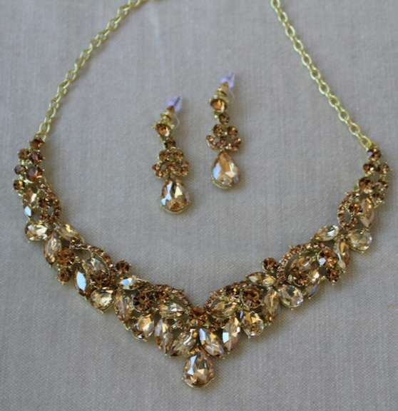 Set Of Fashion Jewelry Neck Lace And Earrings