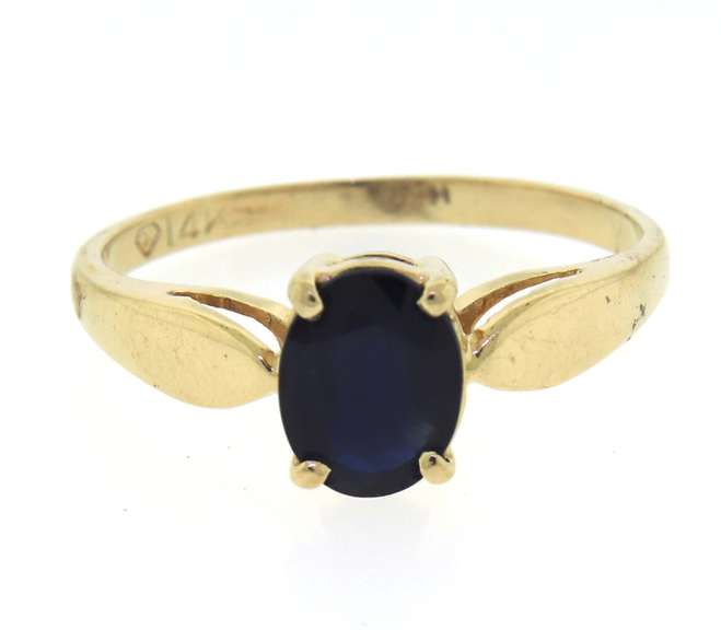 Pretty Yellow Gold Oval Sapphire Ring