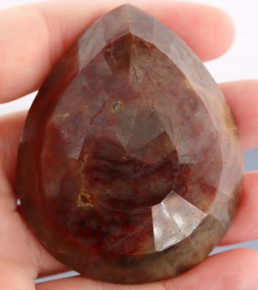 UNTREATED! Shimmering 458ct red toned faceted Sapphire