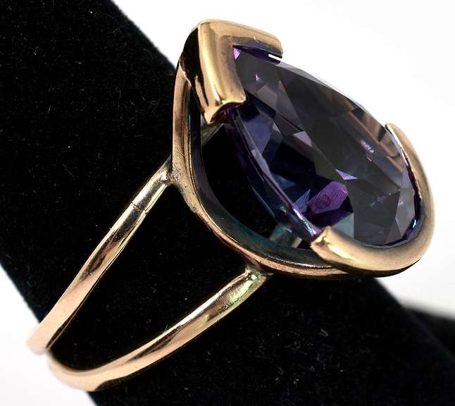 Majestic 10.7CT Color-Change Sapphire Ring in 14KT Yellow Gold
