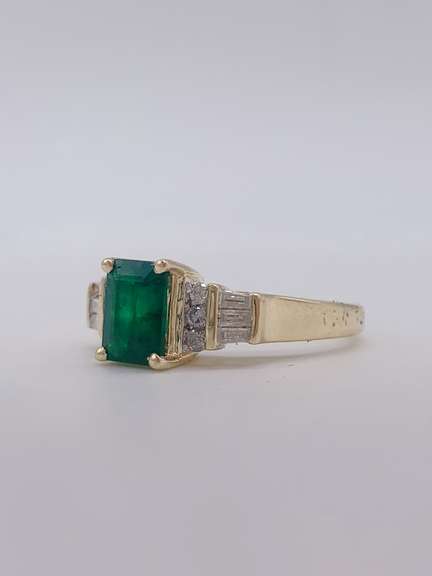 Gorgeous 14kt Gold Emerald & Diamond Cocktail Ring