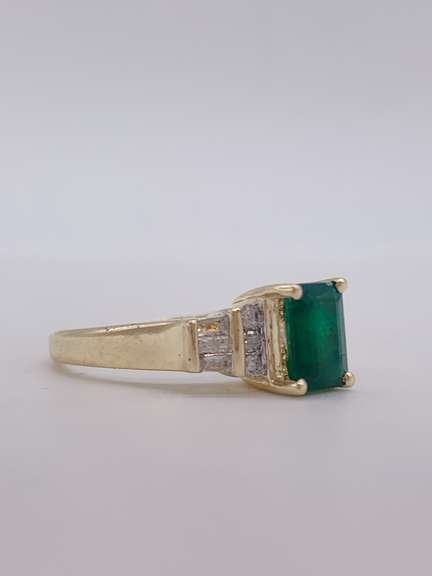 Gorgeous 14kt Gold Emerald & Diamond Cocktail Ring