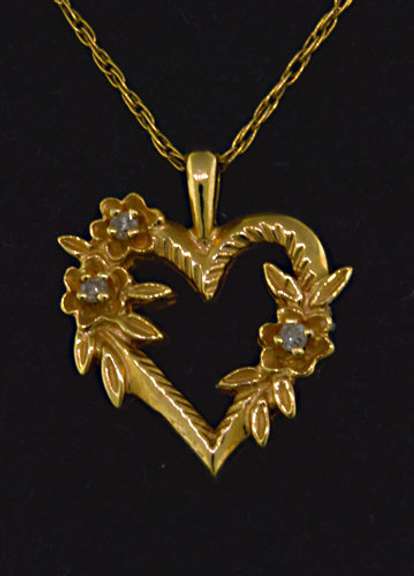 Feminine 14kt Diamond Heart Pendant Necklace