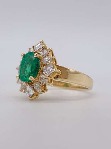 Gorgeous 18kt Gold, Emerald, & Diamond Ring