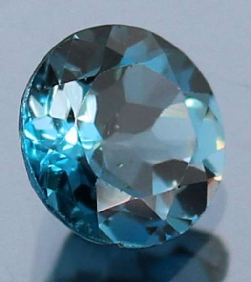 London blue! 1.47ct open color Topaz solitaire