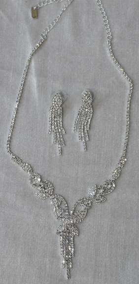 Set Of Fashion Jewelry Neck Lace And Earrings