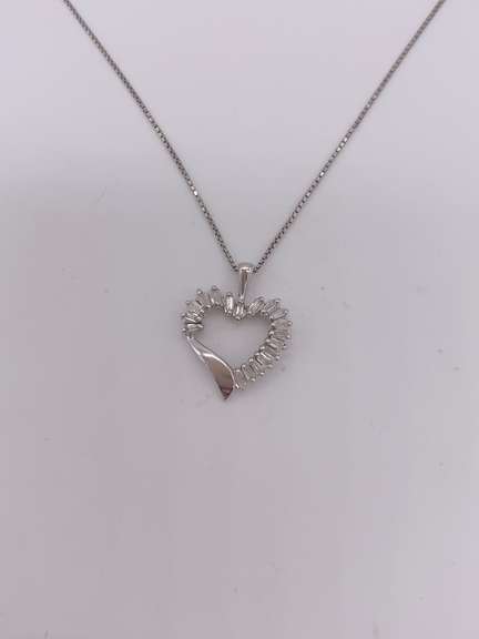 14kt White Gold Diamond Heart Pendant Necklace