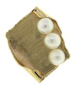 Powerful yellow Gold Abstract 3 Peaarl Ring