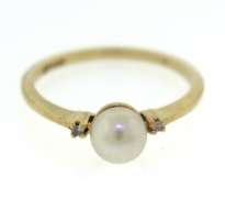 Beautiful Yellow Gold Pearl and Diamond Ring