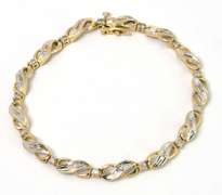 Chic Diamond Bracelet in Yellow Gold