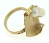 Powerful yellow Gold Abstract 3 Peaarl Ring