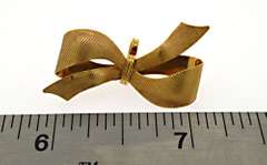 Ribbed 14kt Bow Pin