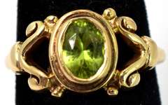 Charming Vintage Peridot Ring in Yellow Gold