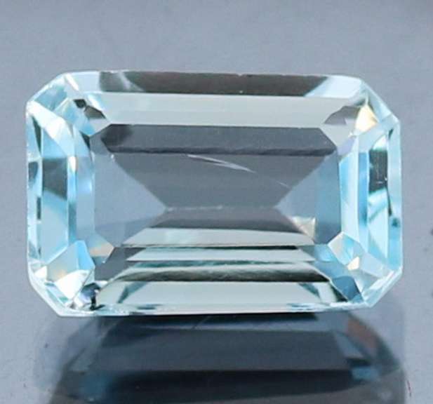 Very clean 8x12mm 5.64ct emerald cut Topaz