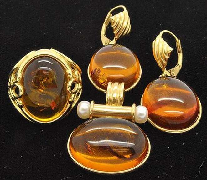 STUNNING AMBER SET IN 14KT YELLOW GOLD