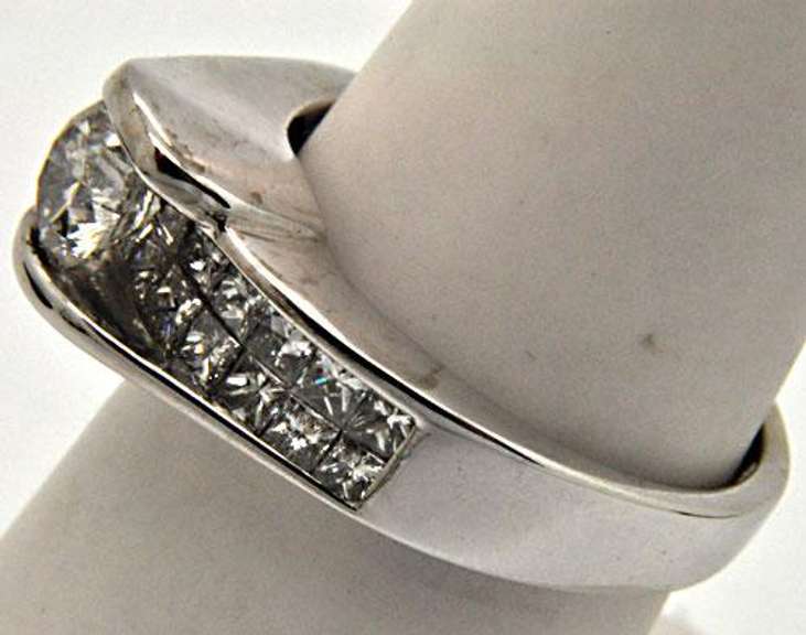 LADIES 14 KT WHITE GOLD DIAMOND ENGAGEMENT RING.