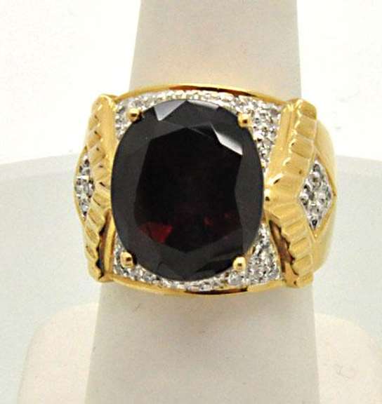 14K YELLOW GOLD GARNET & DIAMOND RING.