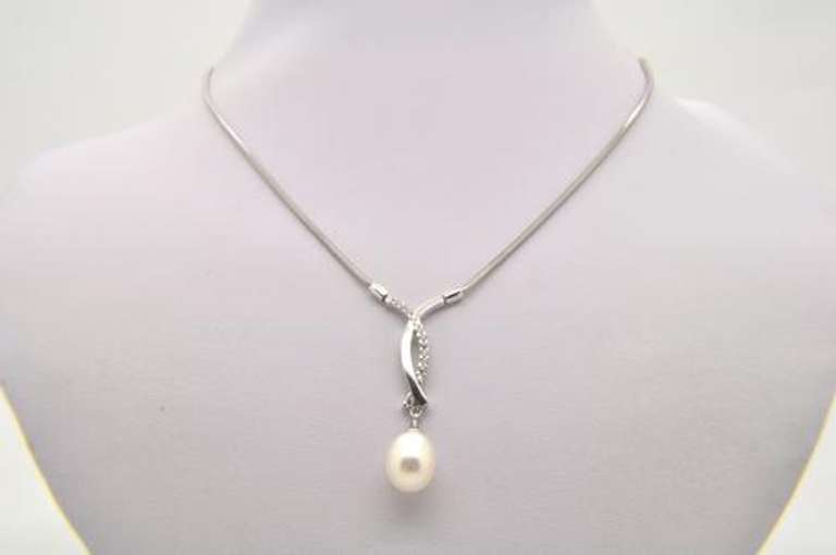 18 KT WHITE GOLD DIAMOND AND PEARL NECKLACE.