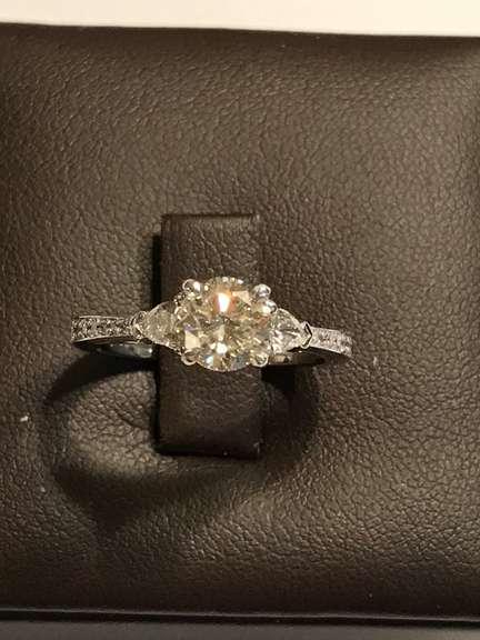 Ladies 18k white gold and diamond engagement ring. 1.55 carat in total weight