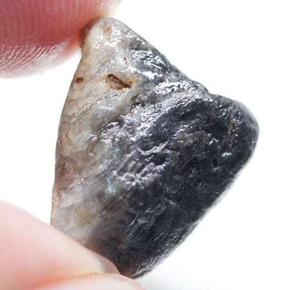 Uncut 16.71ct untreated bi-color Sapphire