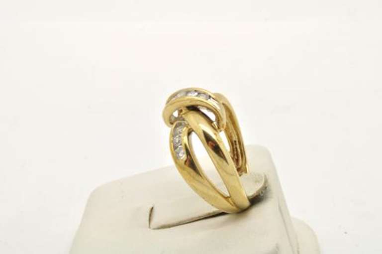 LADIES 14 KT YELLOW GOLD DIAMOND RING