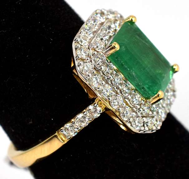 Charming Emerald & Diamond Ring in 18KT Yellow Gold