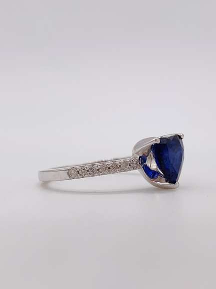 Gorgeous 14kt Gold Heart Shaped Blue Sapphire & Diamond Ring