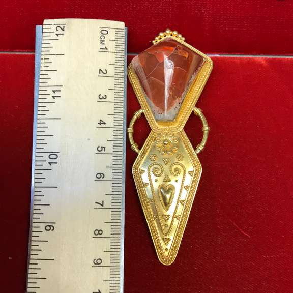 21kt Ladies Brooch with Gemstone