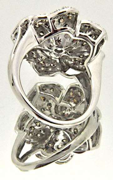 LADIES 14 KT WHITE GOLD FLOWER DIAMOND RING.