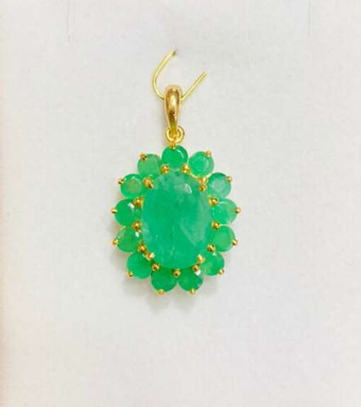 Beautiful 8.0 Carat Emerald Pendant in 14kt Yellow Gold