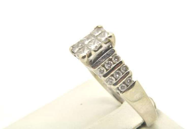 LADIES 14 KT WHITE GOLD DIAMOND RING