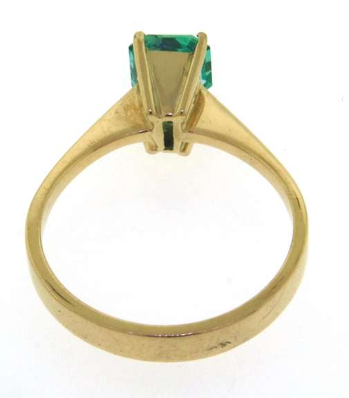 Graceful 18kt Emerald Cut Emerald Ring