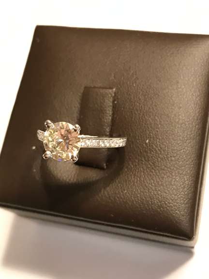 18k white gold engagement ring with 1.52 carat diamonds