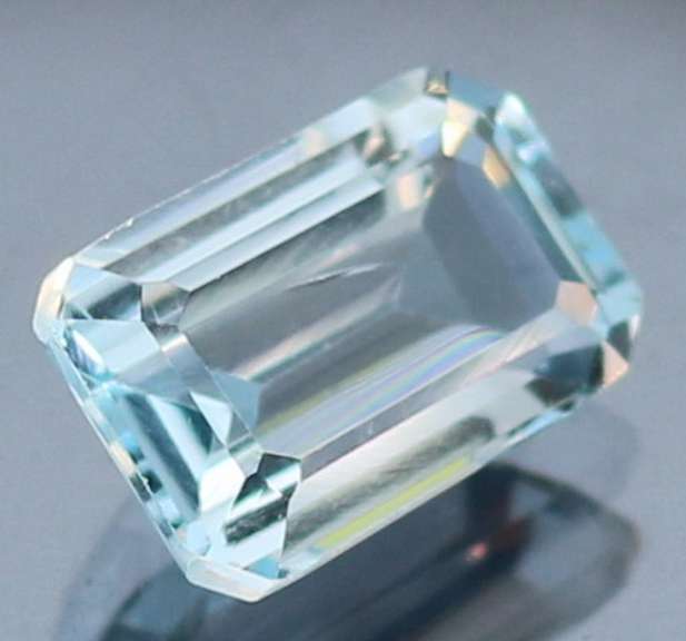 Very clean 8x12mm 5.64ct emerald cut Topaz