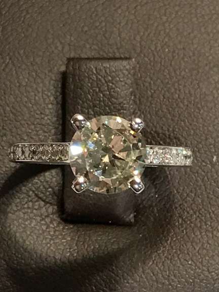 18k white gold engagement ring with 1.52 carat diamonds