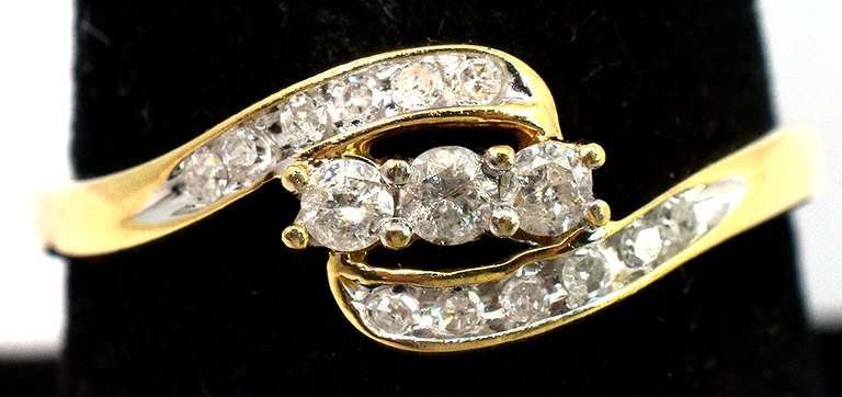 Sparkling Diamond Ring in Yellow Gold