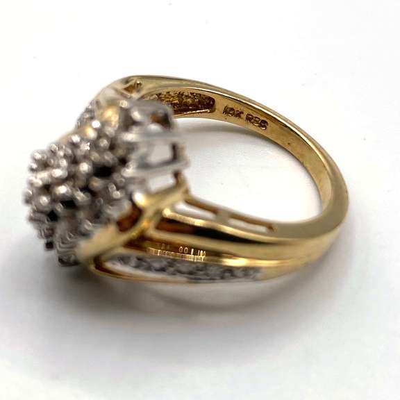 Pretty 14kt Yellow Gold Round Diamond Cluster Ring