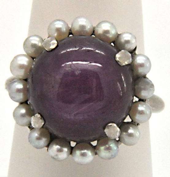 LADIES 14K WHITE GOLD RED STAR RUBY AND PEARL RING.