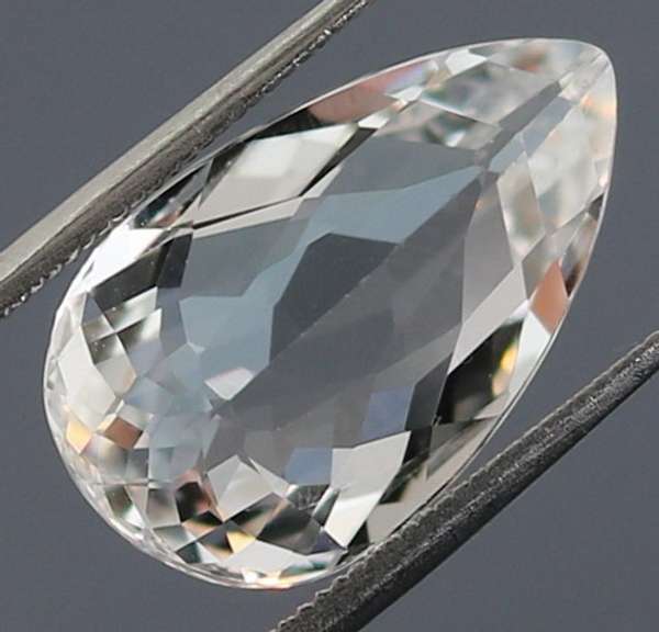 Glittering 6.5ct UNHEATED diamond white Topaz