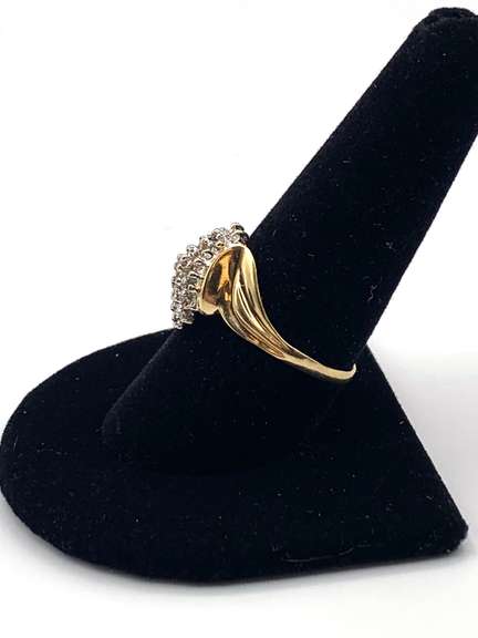 Nice 10kt Yellow Gold Diamond Cluster Ring