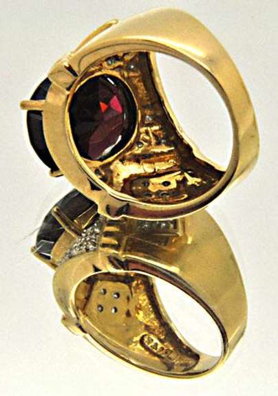 14K YELLOW GOLD GARNET & DIAMOND RING.