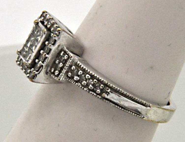 VERY CLASSY 10KT WHITE GOLD LADIES DIAMOND RING.