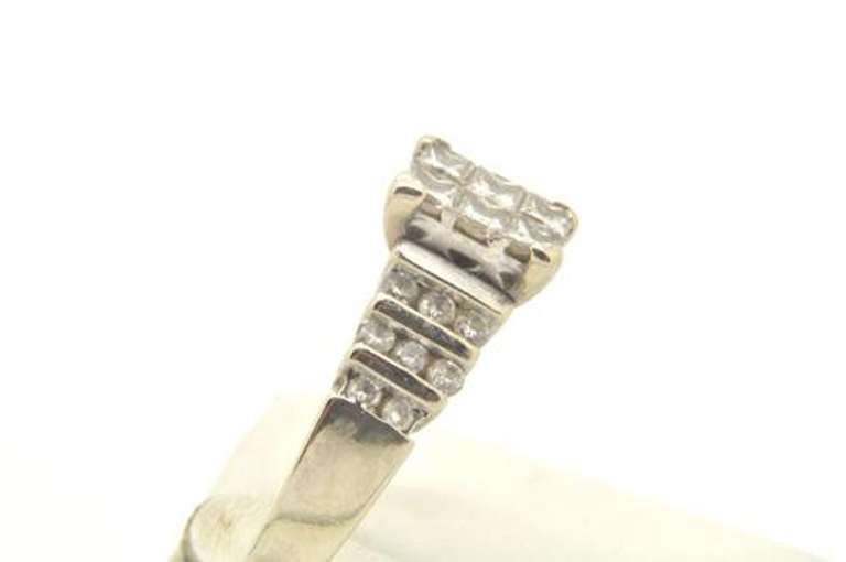 LADIES 14 KT WHITE GOLD DIAMOND RING