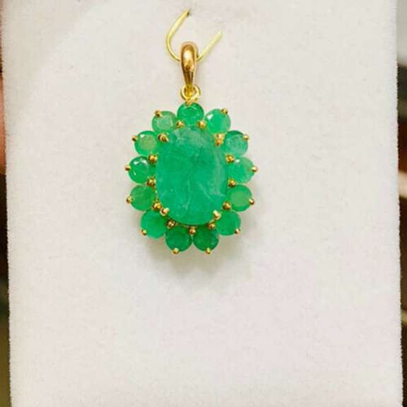 Beautiful 8.0 Carat Emerald Pendant in 14kt Yellow Gold