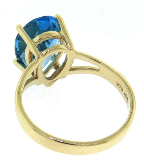 Incredible Yellwo Gold Blue Topaz Ring