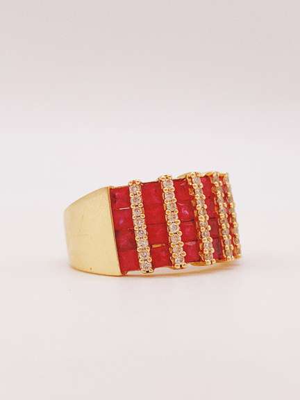 Beautiful 14kt Gold, Ruby, & Diamond Ring