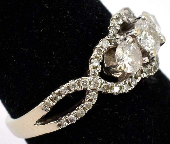 Shimmering 1.00CTW Diamond Engagement Ring in 14KT White Gold