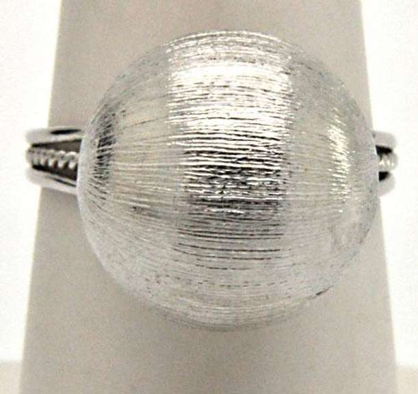 LADIES 14KT WHITE GOLD BALL RING.