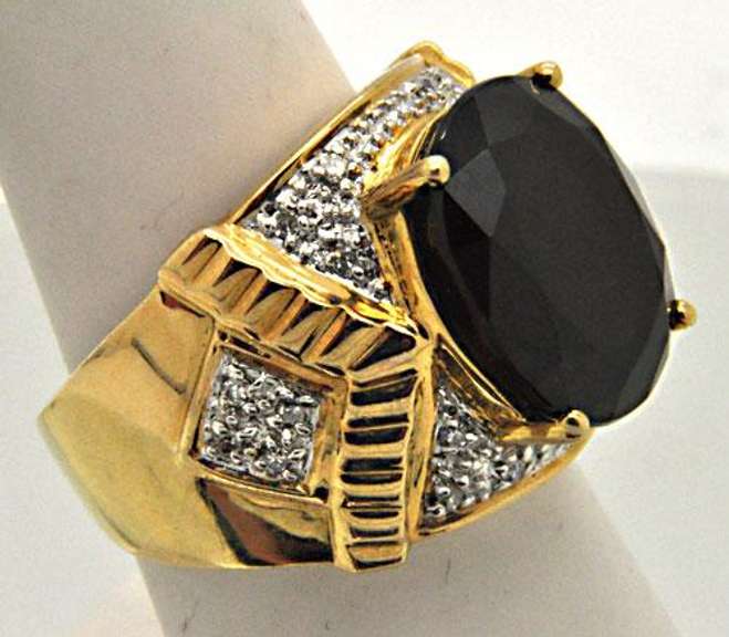 14K YELLOW GOLD GARNET & DIAMOND RING.