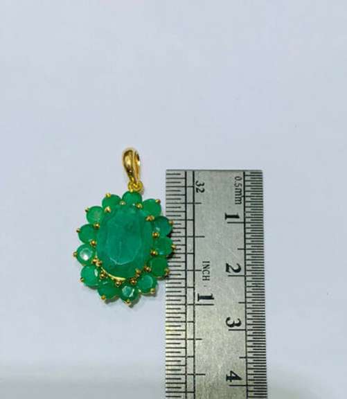 Beautiful 8.0 Carat Emerald Pendant in 14kt Yellow Gold